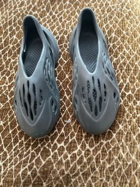 Yeezy Foam Runner in Charcoal Gray